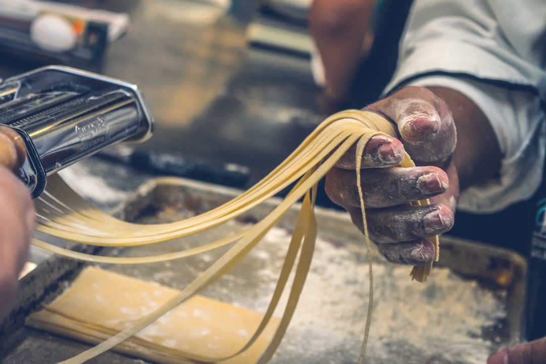 Rustieke keuken met aardetinten en houten details.
