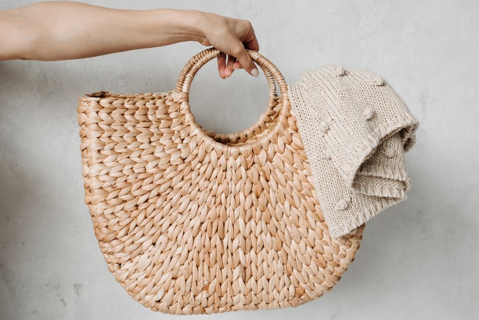 Heldere raffia lampenkap in zonnige kamer. Heldere raffia lampenkap in zonnige kamer.
