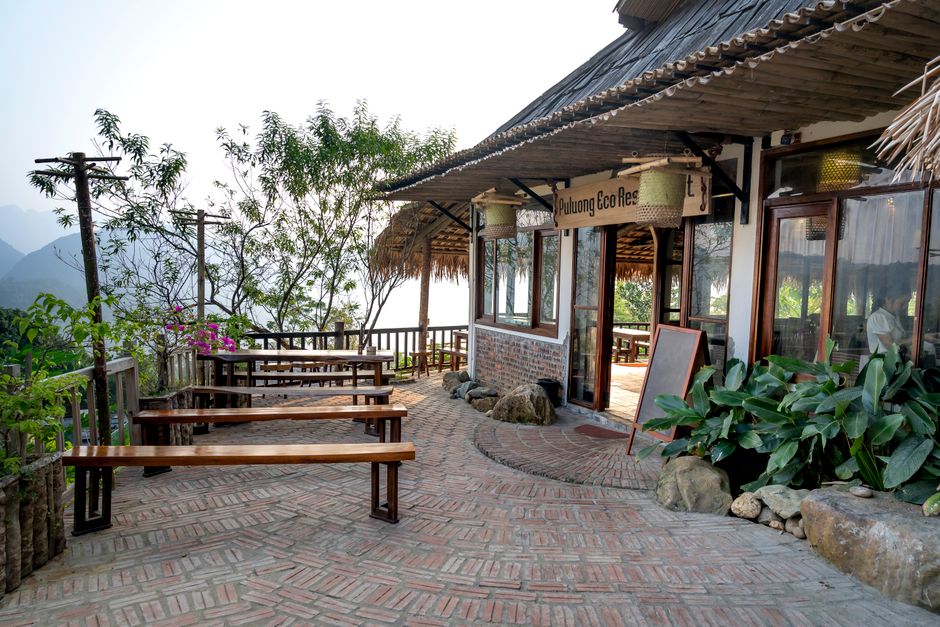Natuurlijke stoffen op veranda loungebank.